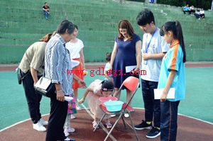 �Ĵ�ˮ��ˮ�缼ʦѧԺ���С��ŷ�ϣ��������΢Ц����һ����ο�ʻ