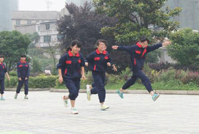 ��У����רְҵѧУӦ�����ѡ��?������ʲô��ͬ?